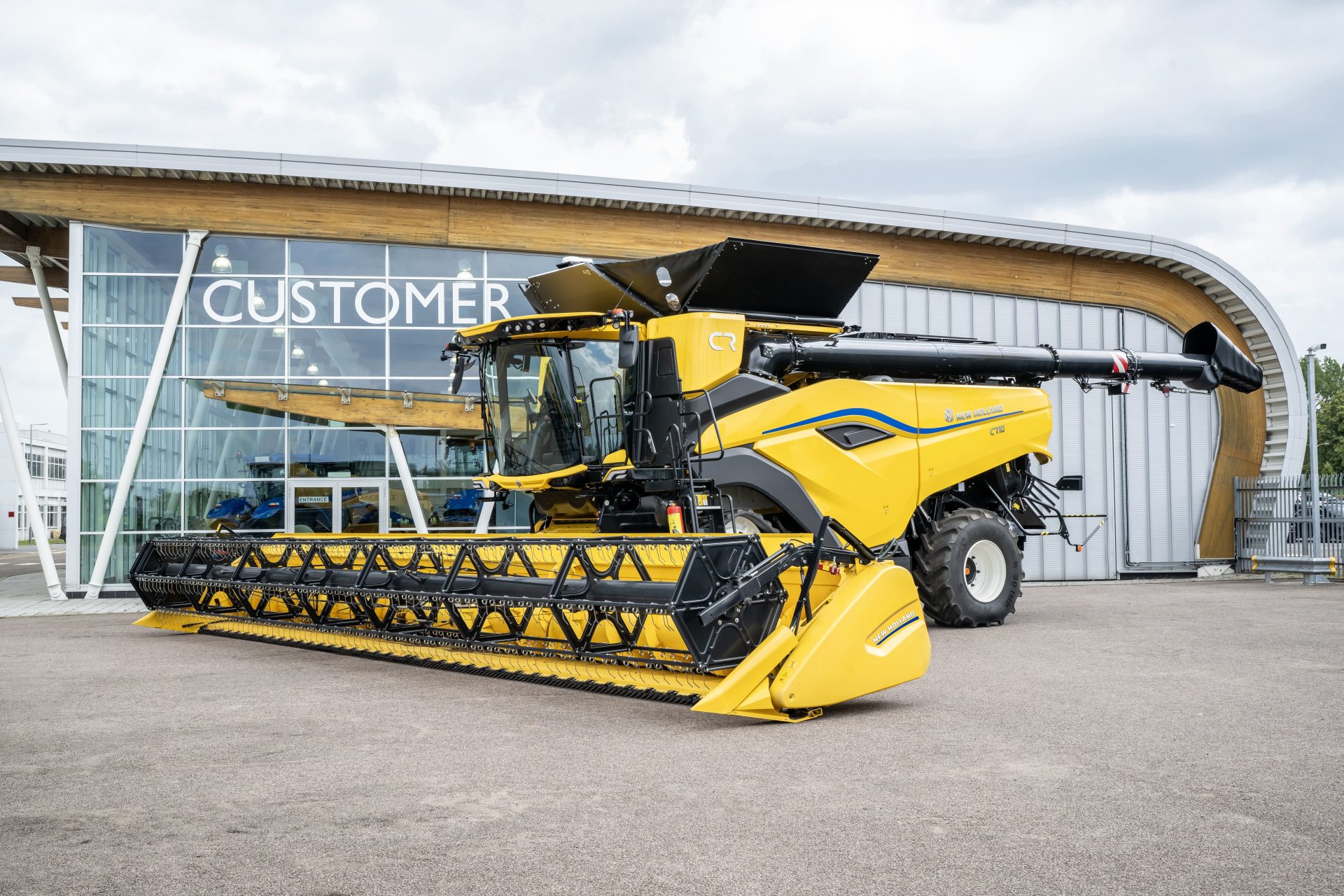 CR10 joins New Holland combine range