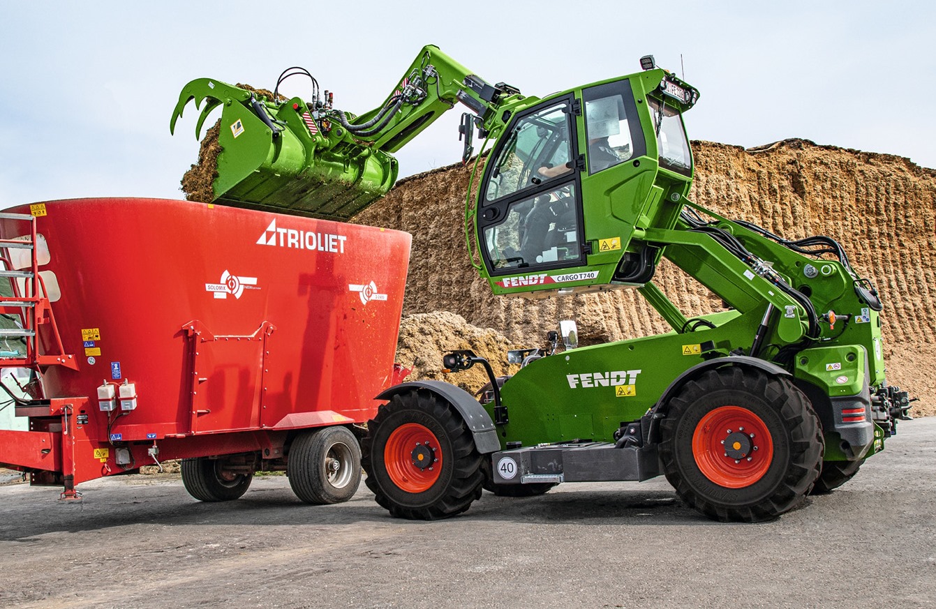 Fendt stops with telehandlers and forage wagons