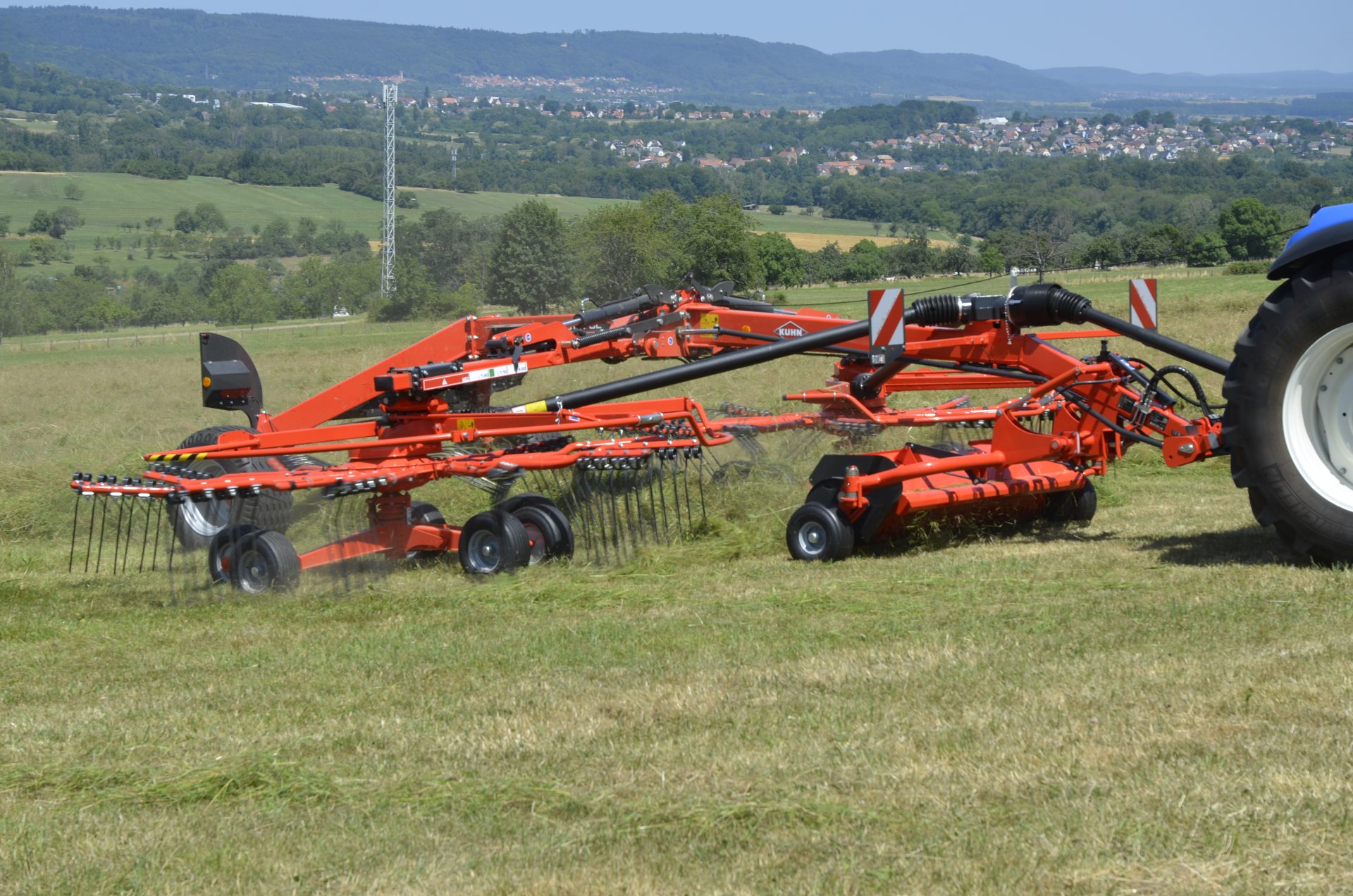 Kuhn adds pick-up to twin-rotor rake