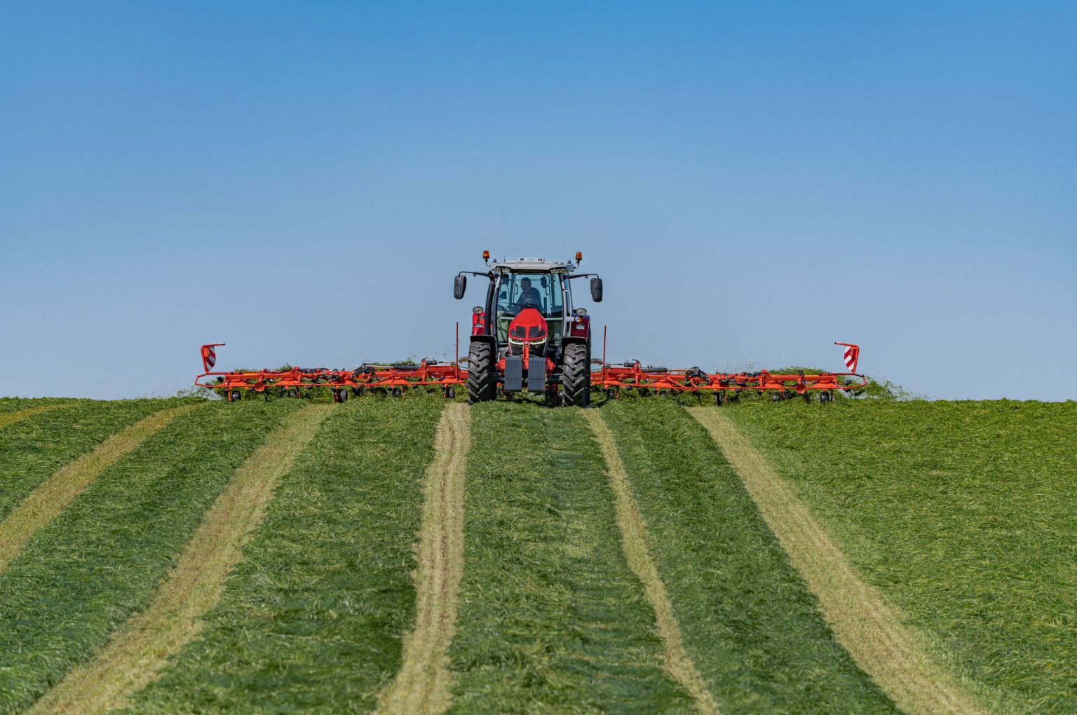 Mounted tedder goes 13m wide