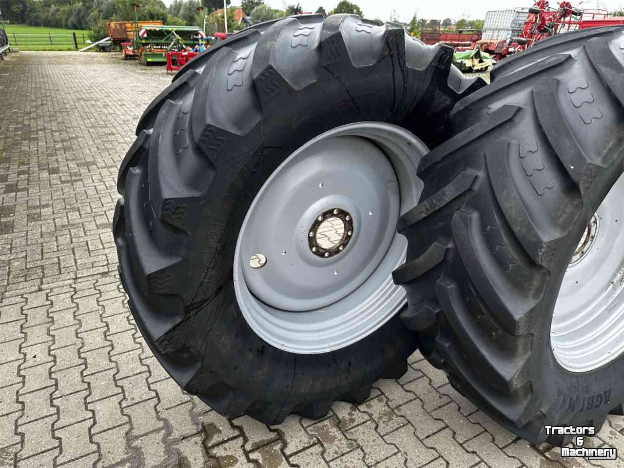 Wheels, Tyres, Rims & Dual spacers BKT Set BKT banden op velgen 600/65x38