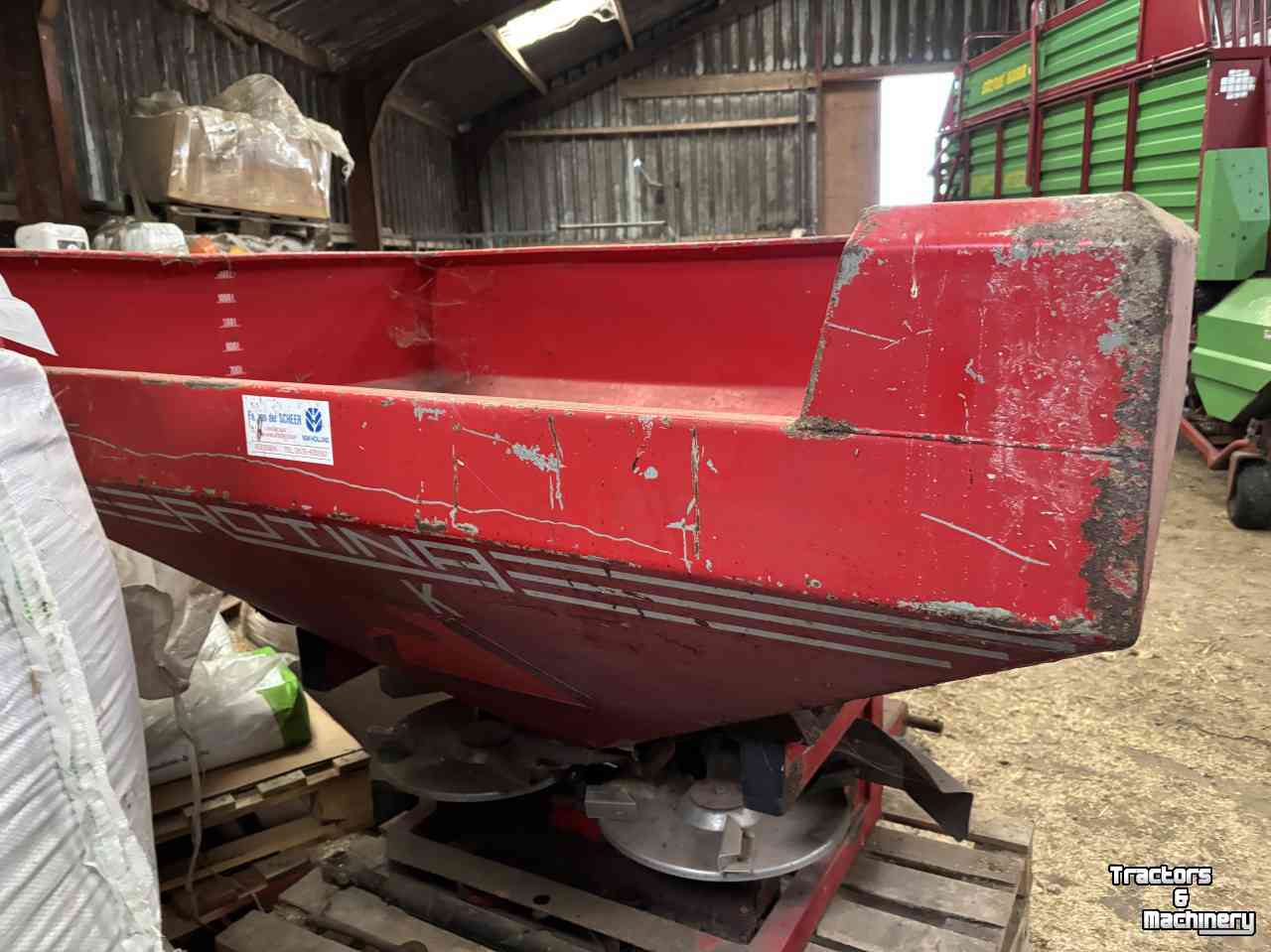 Fertilizer spreader Rotina Kunstmeststrooier