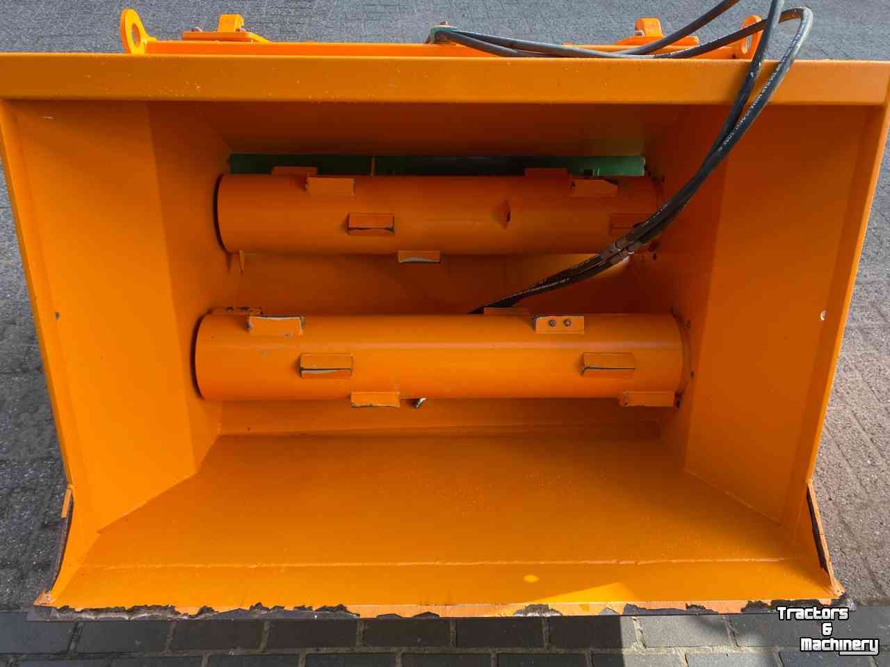 Sawdust spreader for boxes Flingk KSS 1015