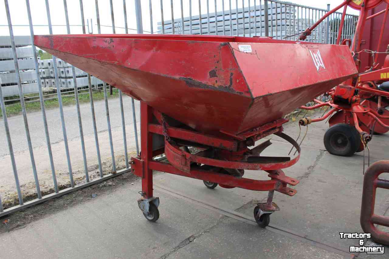 Fertilizer spreader Lely L 700 liter kunstmeststrooier zoutstrooier zandstrooier enkele strooischijf