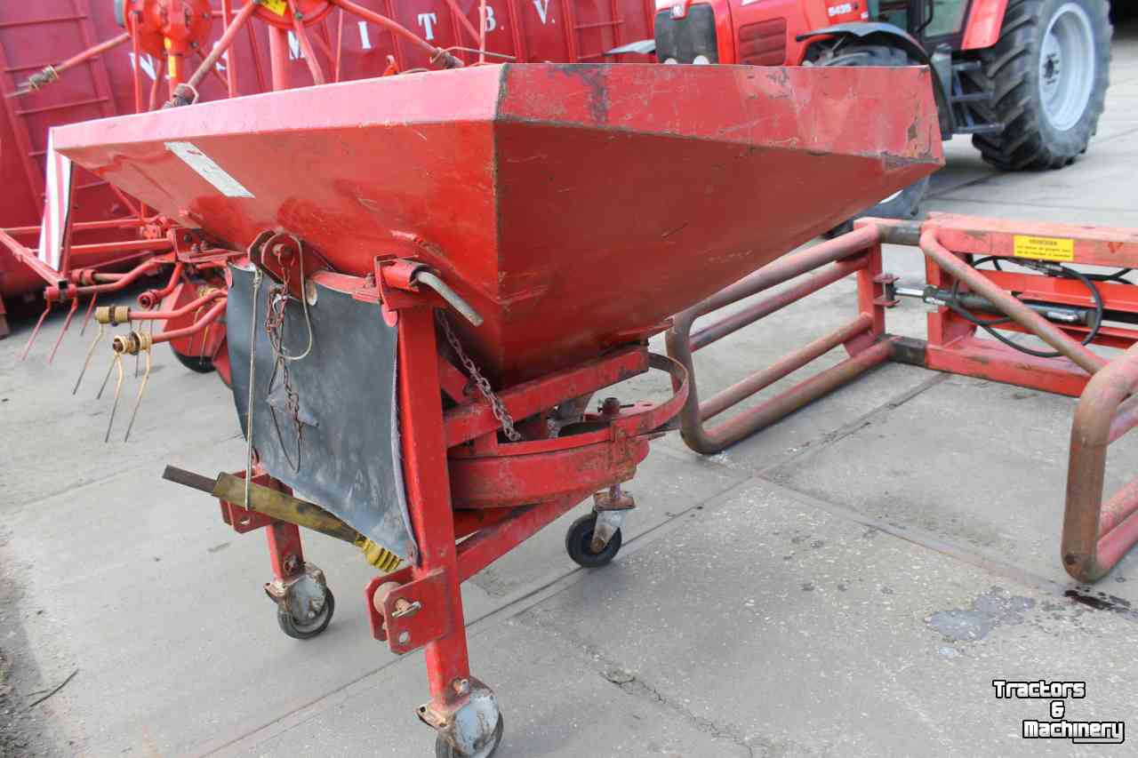 Fertilizer spreader Lely L 700 liter kunstmeststrooier zoutstrooier zandstrooier enkele strooischijf