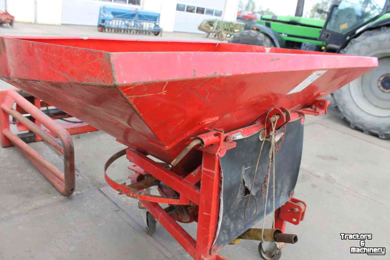 Fertilizer spreader Lely L 700 liter kunstmeststrooier zoutstrooier zandstrooier enkele strooischijf