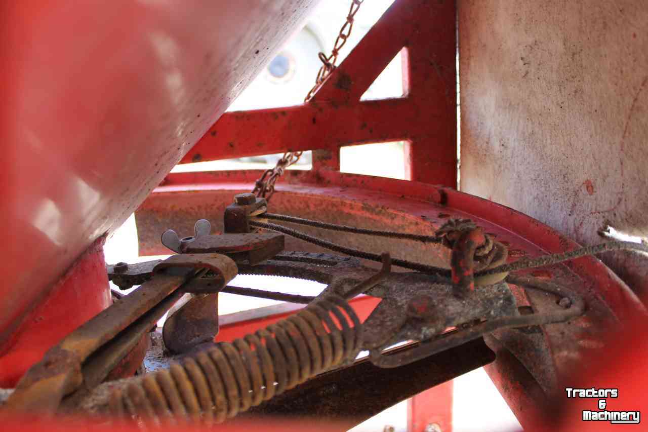 Fertilizer spreader Lely L 700 liter kunstmeststrooier zoutstrooier zandstrooier enkele strooischijf