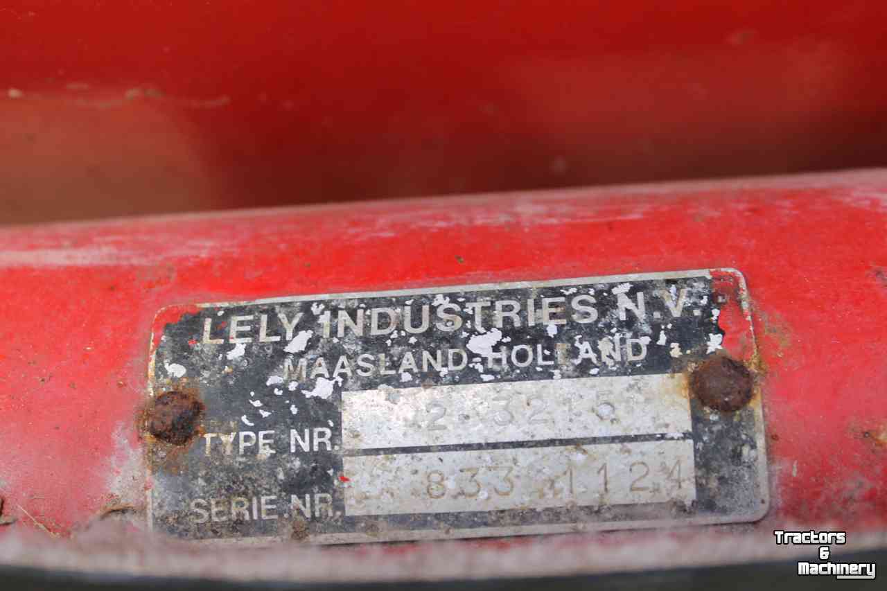 Fertilizer spreader Lely L 700 liter kunstmeststrooier zoutstrooier zandstrooier enkele strooischijf