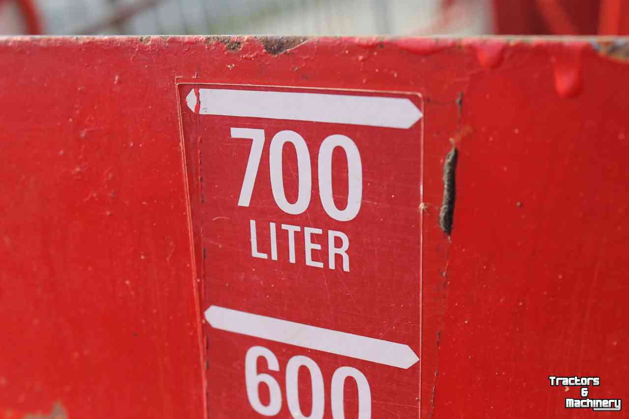 Fertilizer spreader Lely L 700 liter kunstmeststrooier zoutstrooier zandstrooier enkele strooischijf