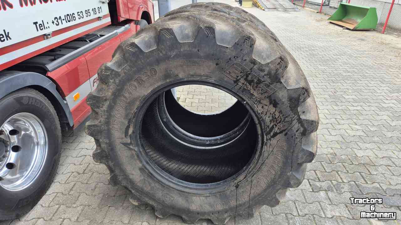 Wheels, Tyres, Rims & Dual spacers BKT IF600/70R30 AgriMaxSirio banden 27mm