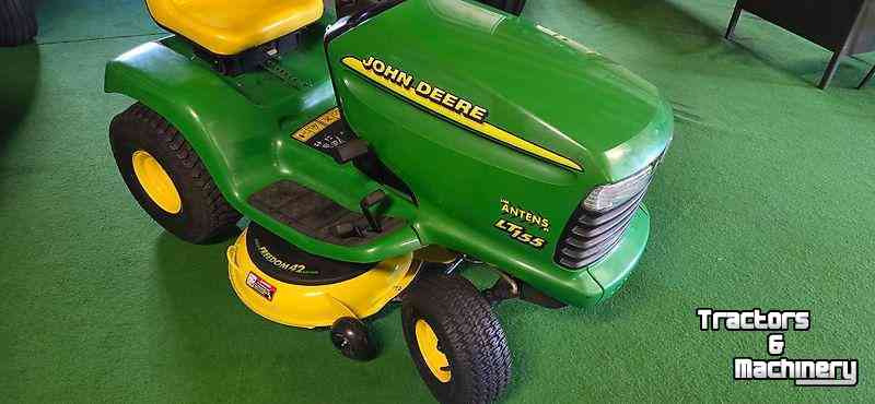 Ride-on mower John Deere LT155 Zitmaaier