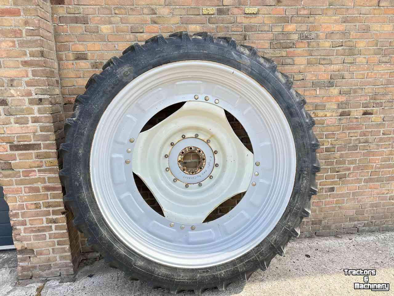 Wheels, Tyres, Rims & Dual spacers Kleber 270/95R54 80%