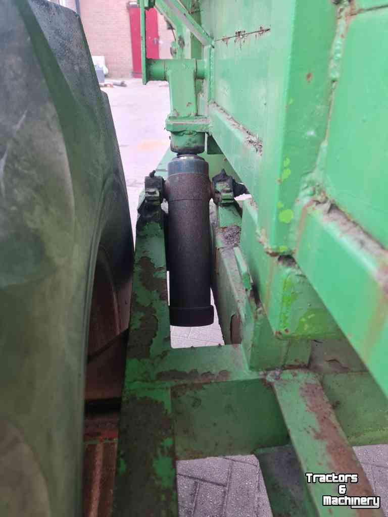 Corner-auger grain carts AVR Overlaadwagen
