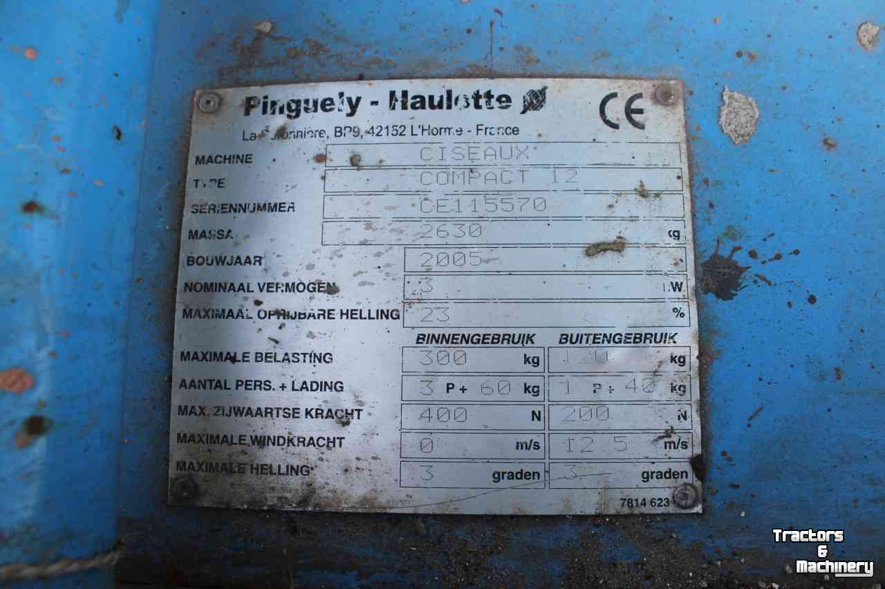 Articulated platforms Haulotte Compact-12 schaarhoogwerker Pinguely-Haulotte Ciseaux