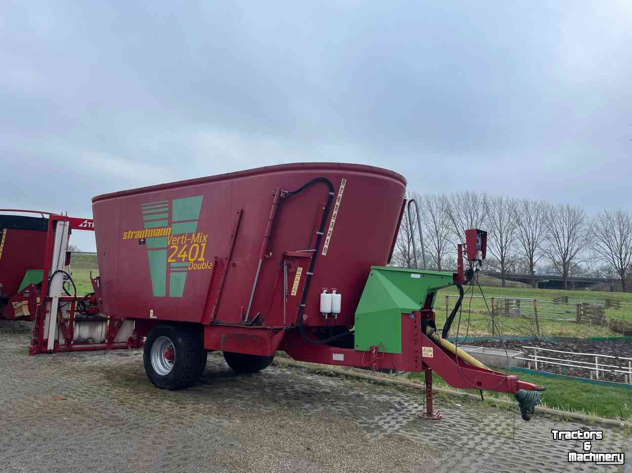 Vertical feed mixer Strautmann Verti-mix 2401 Double voermengwagen / mengwagen / voerwagen