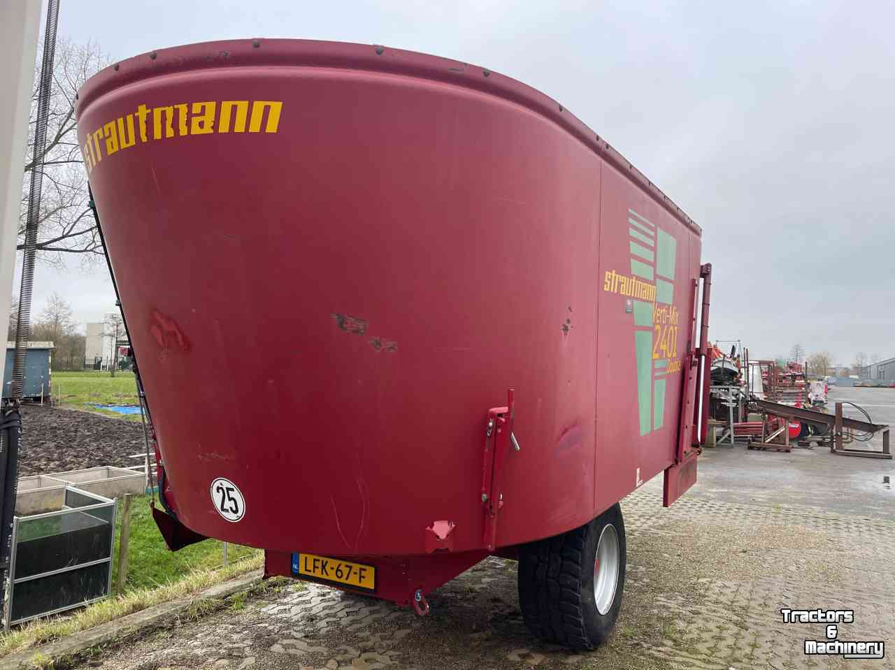 Vertical feed mixer Strautmann Verti-mix 2401 Double voermengwagen / mengwagen / voerwagen