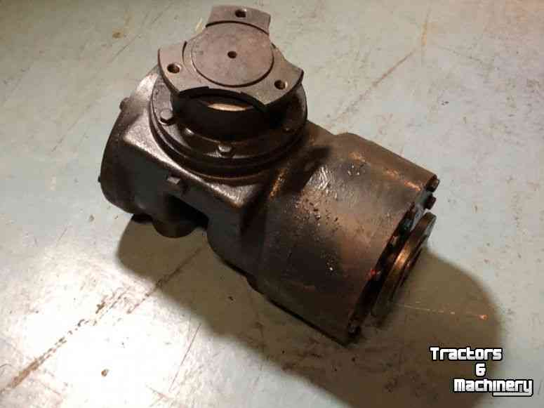 Diverse used spare-parts New Holland Tandwielbak / Tandwielkast FX