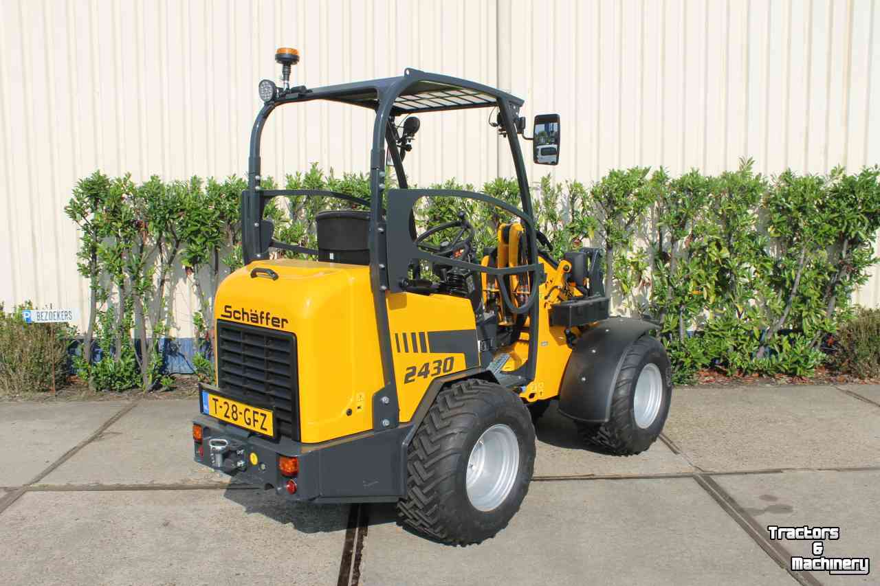 Wheelloader Schäffer 2430 minishovel shovel wiellader gele bouwmachinelijn