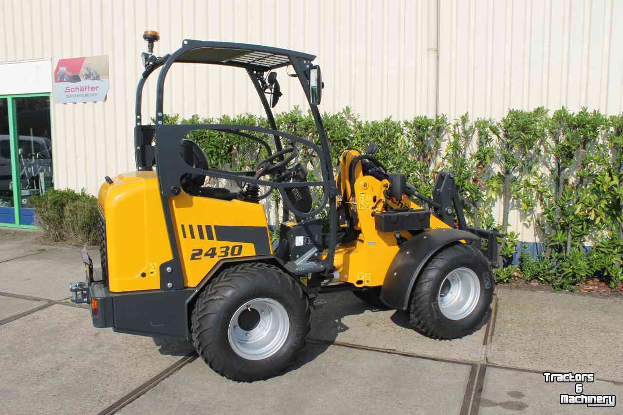 Wheelloader Schäffer 2430 minishovel shovel wiellader gele bouwmachinelijn