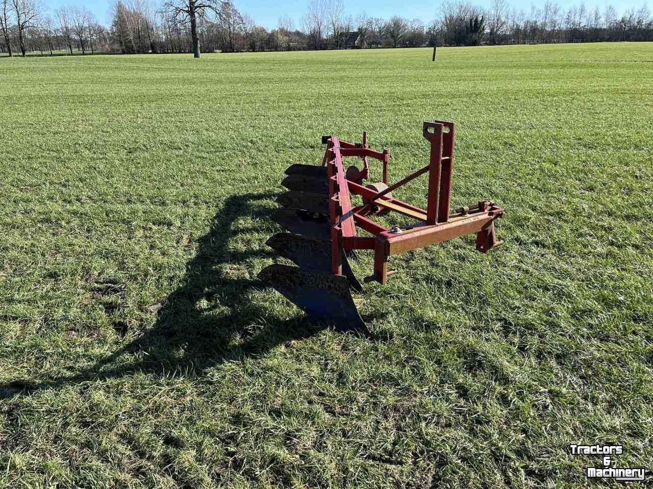 Ploughs  Stoppelploeg 6 schaar