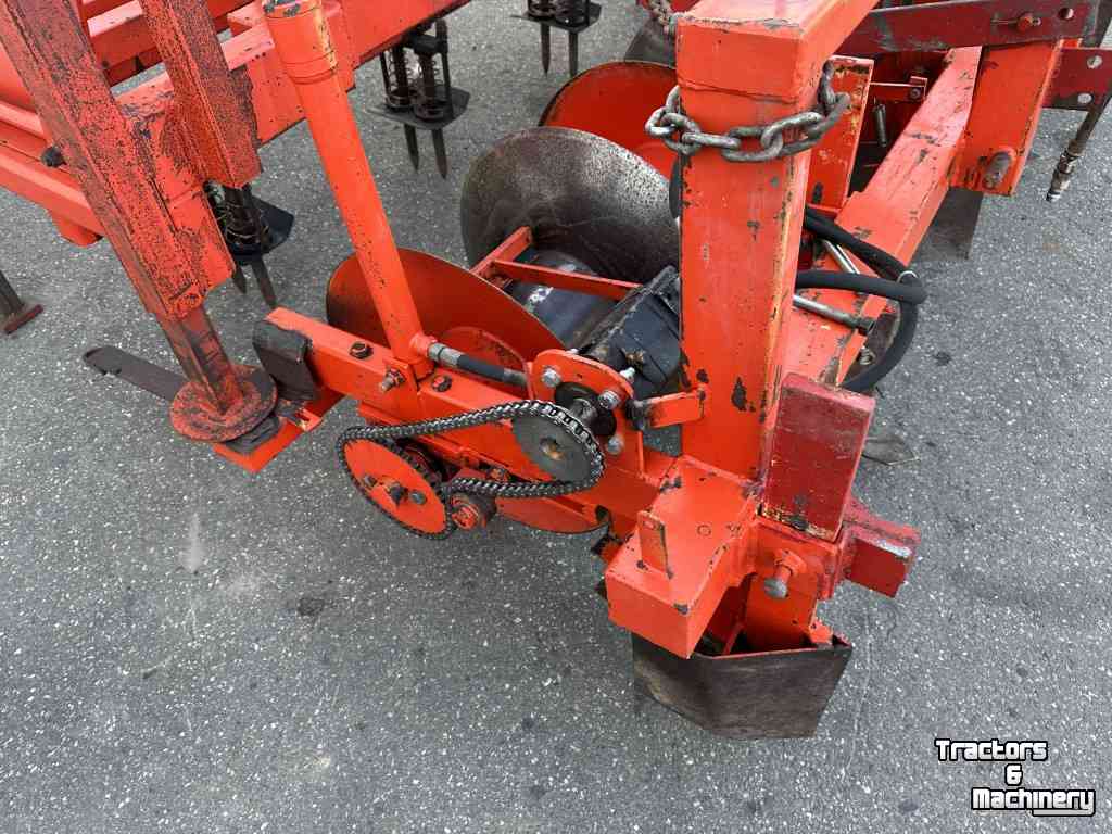 Transplanter  Desmytere ruggenvormer met preiponsmachine  Plantmachine/gatenponser voor bijv. prei  Hydraulisch aangedreven ruggenvormer