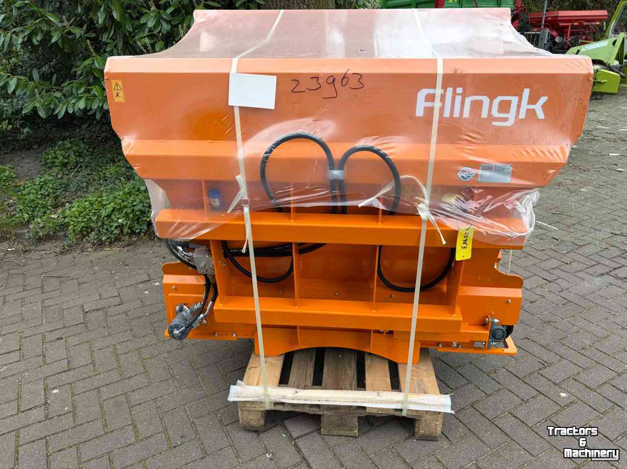 Sawdust spreader for boxes Flingk KSS 1015