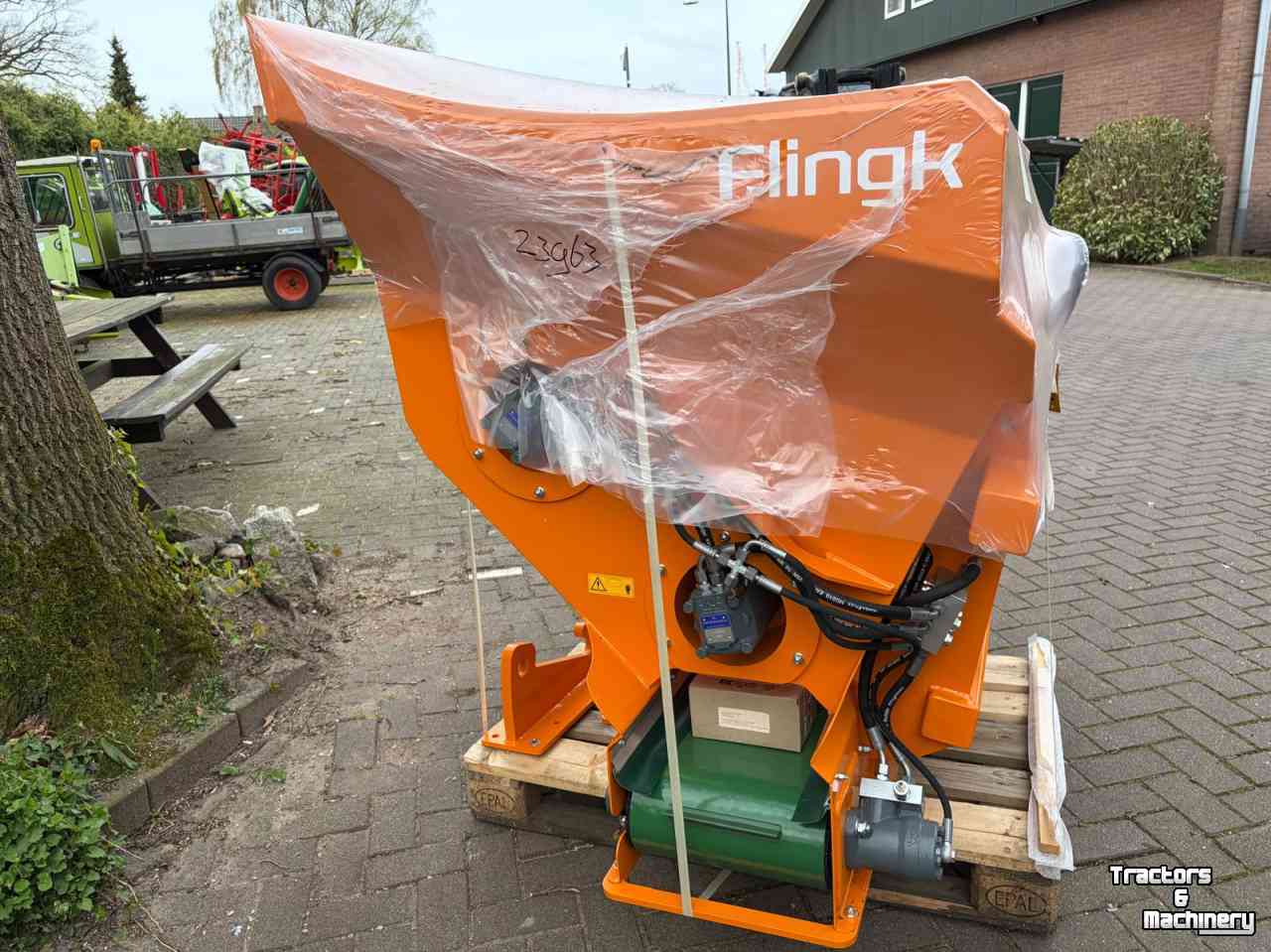 Sawdust spreader for boxes Flingk KSS 1015