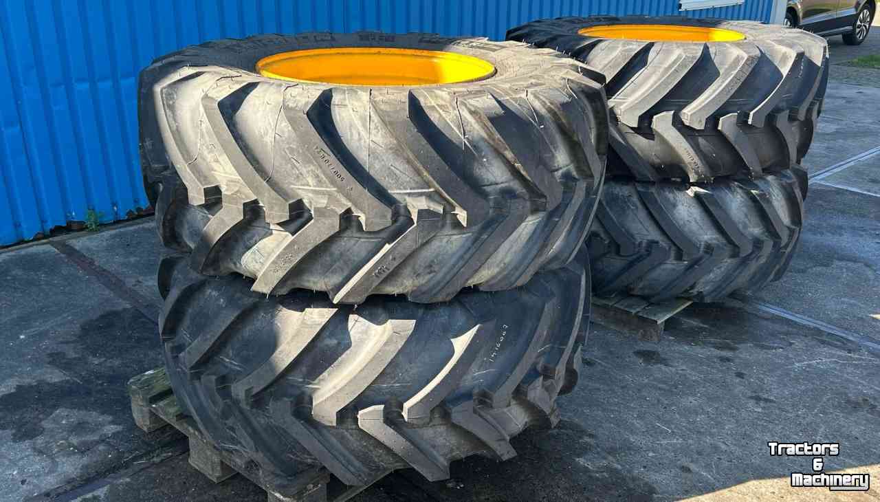 Wheels, Tyres, Rims & Dual spacers Michelin 500/70R24 op 10 gaats JCB velgen
