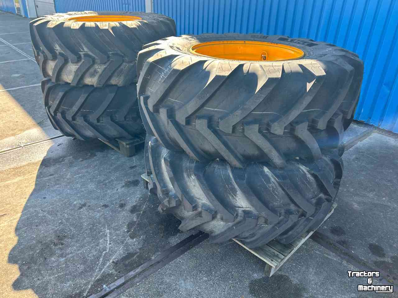 Wheels, Tyres, Rims & Dual spacers Michelin 500/70R24 op 10 gaats JCB velgen