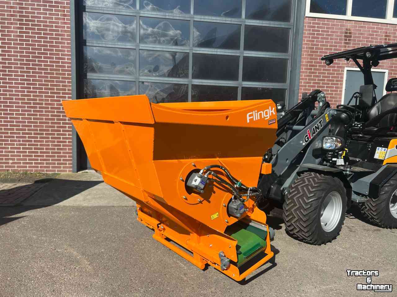 Sawdust spreader for boxes Flingk KSS 1015 boxenstrooier / zaagselstrooier / instrooibak