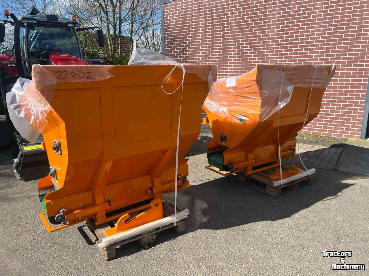 Sawdust spreader for boxes Flingk KSS 1015 boxenstrooier / zaagselstrooier / instrooibak