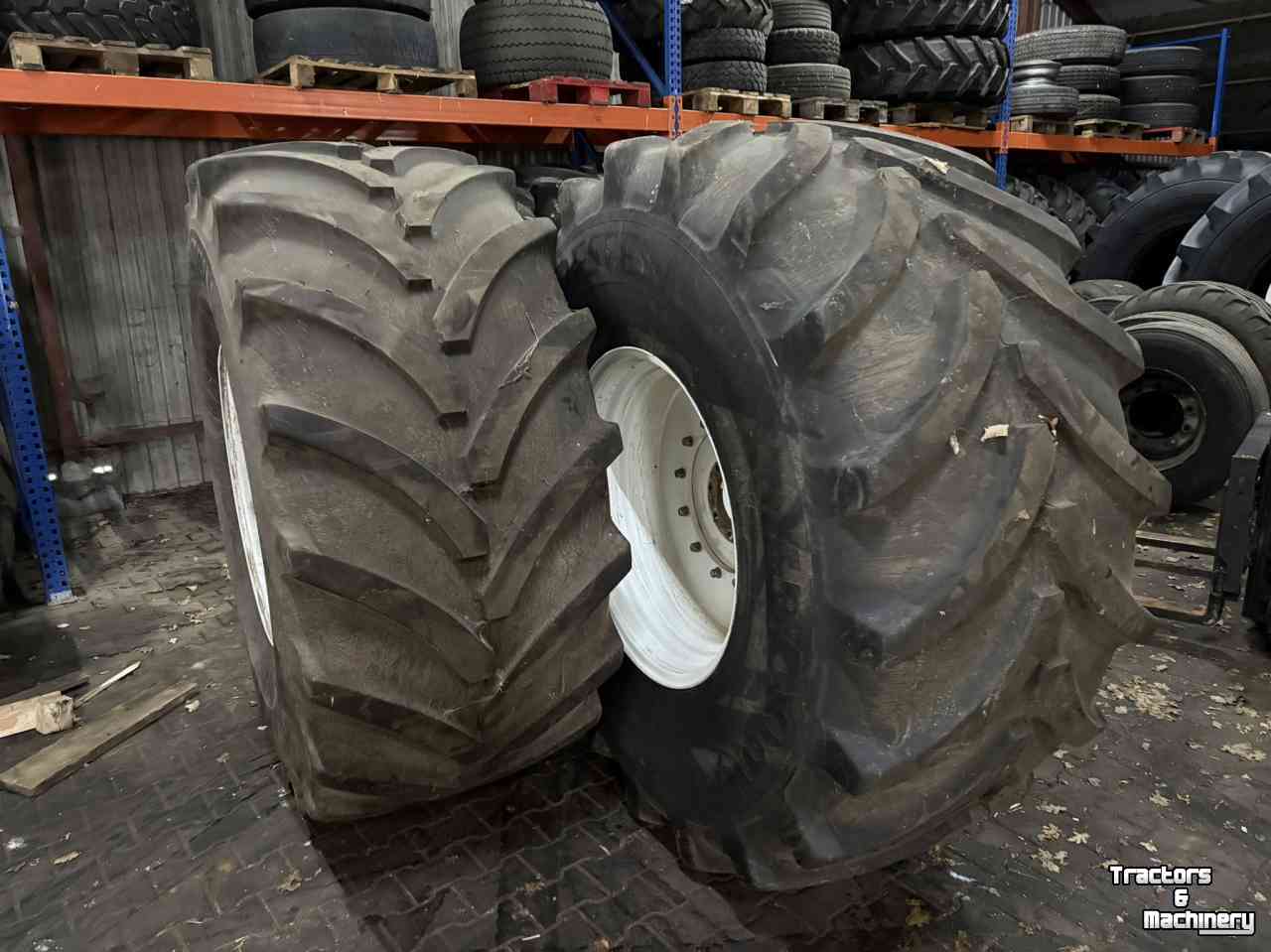 Wheels, Tyres, Rims & Dual spacers Vredestein 800/70R32