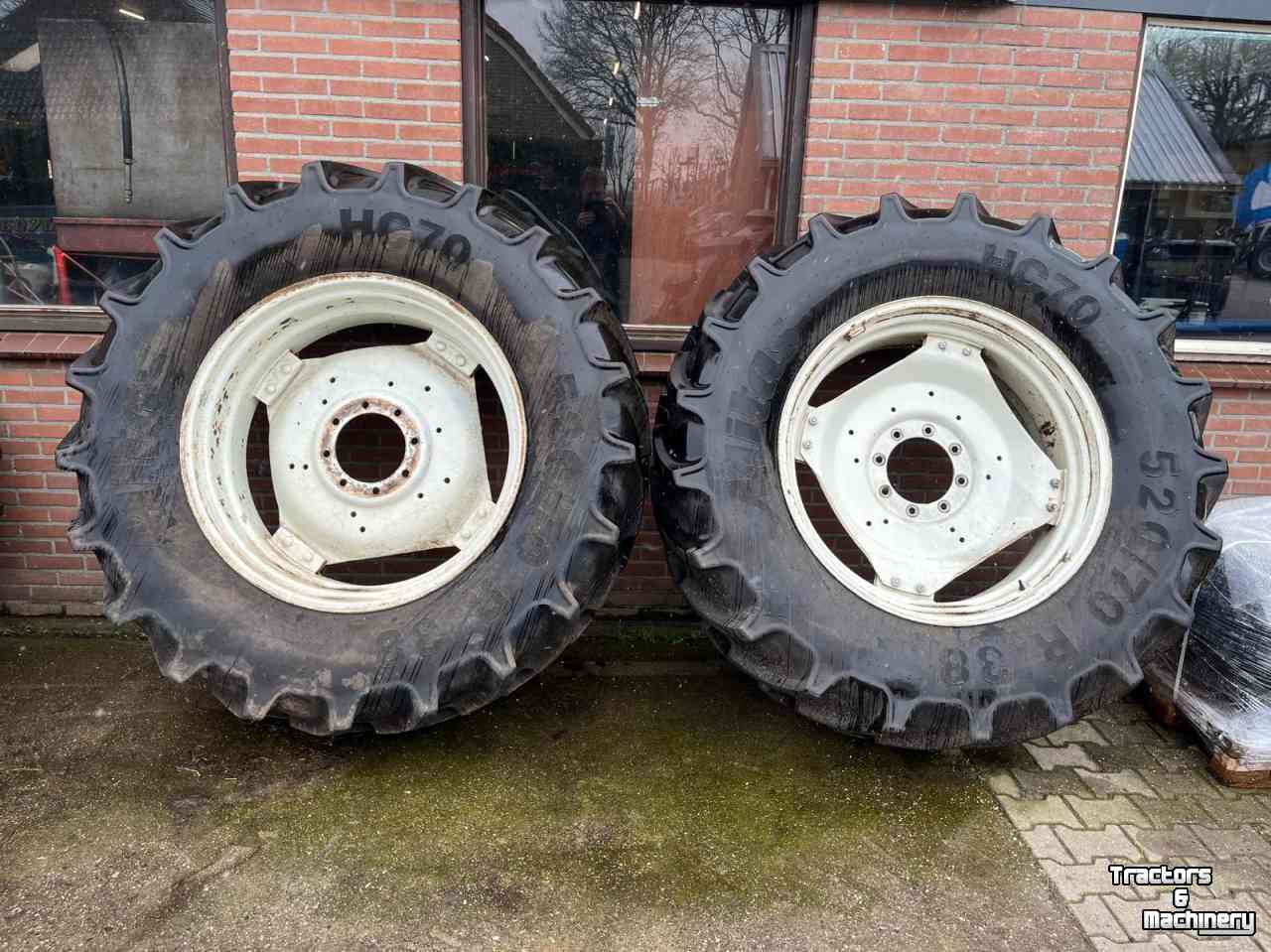 Wheels, Tyres, Rims & Dual spacers Mitas AC70 520/70R38 en 420/70R28 wielen