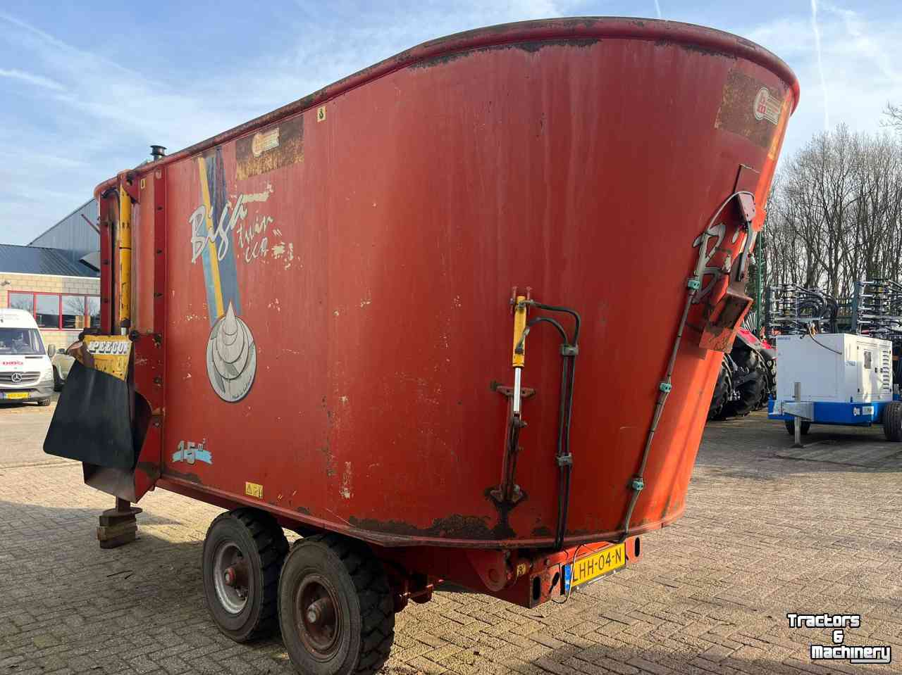Vertical feed mixer Peecon Biga Twin Eco 15 m3 voermengwagen