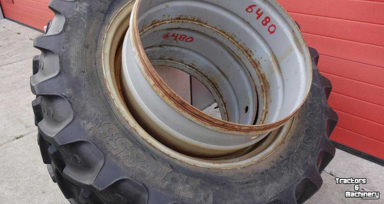 Wheels, Tyres, Rims & Dual spacers BKT 320/85R32-28 85% RT 855