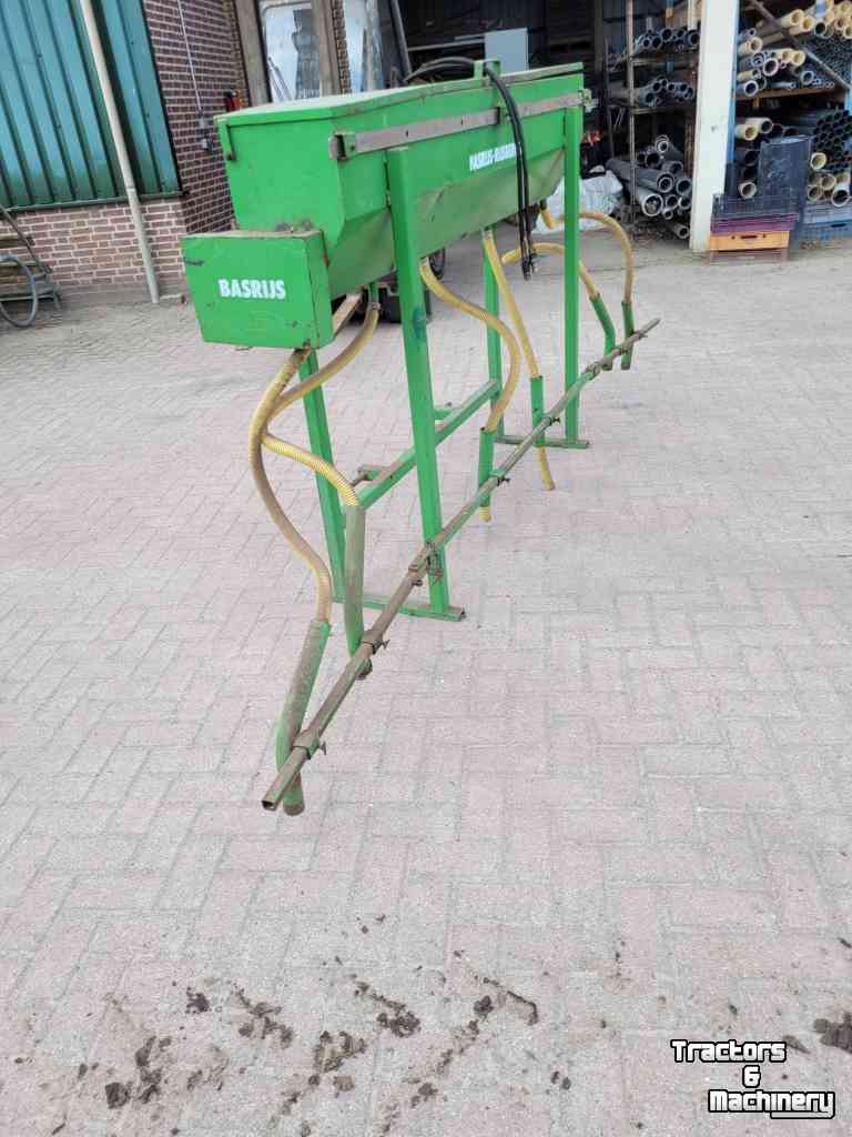 Fertilizer spreader Basrijs rijenstrooier 6 rijen