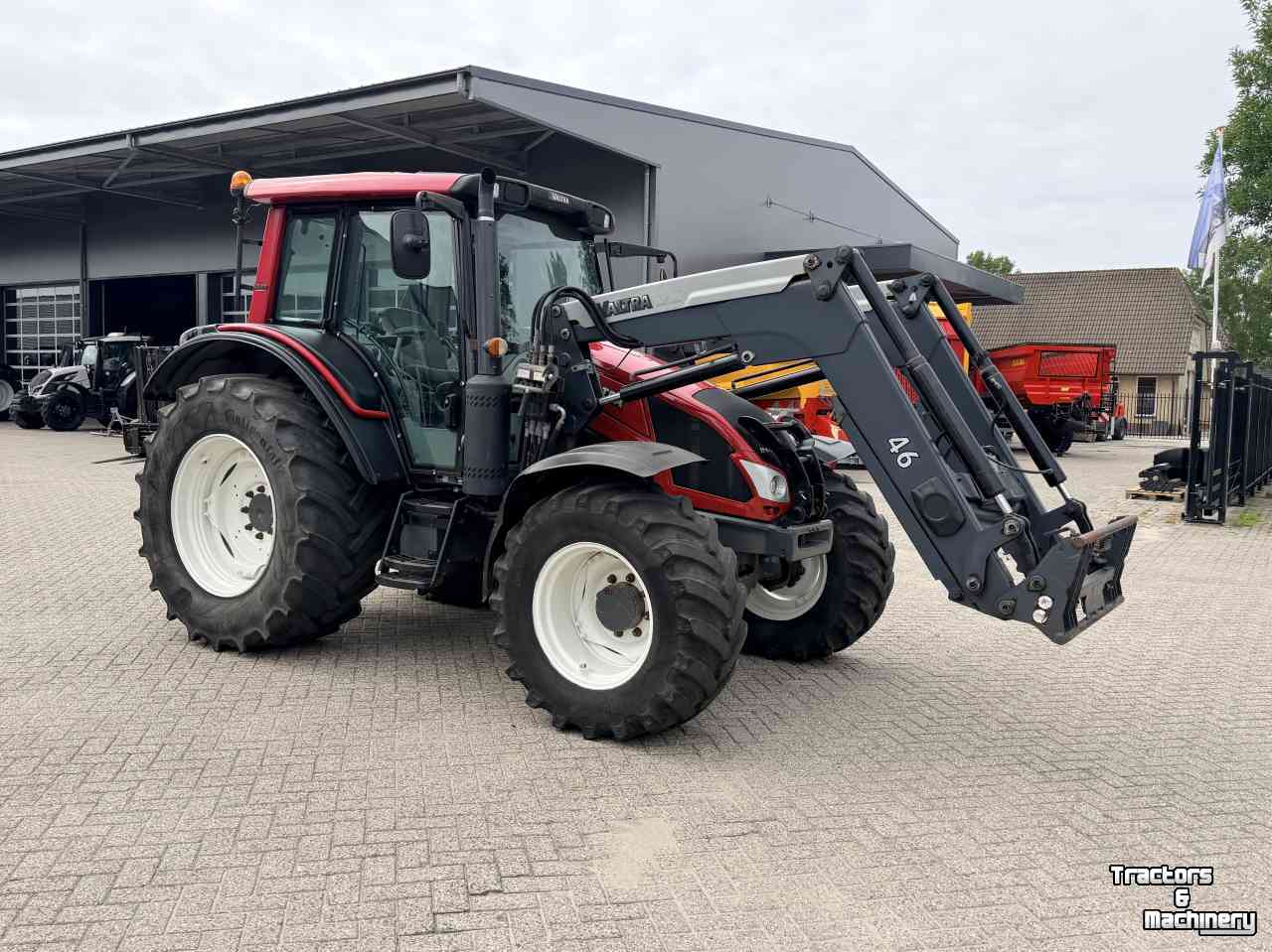 Tractor Valtra N103 Hitech5 met voorlader
