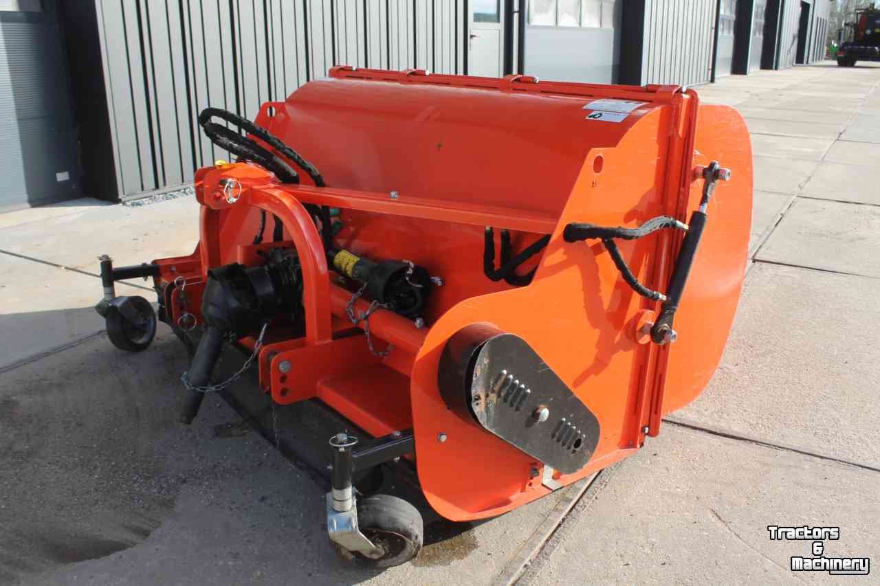 Flail mower Boxer LOW160 klepelmaaier met hydraulische laaglossende opvangbak