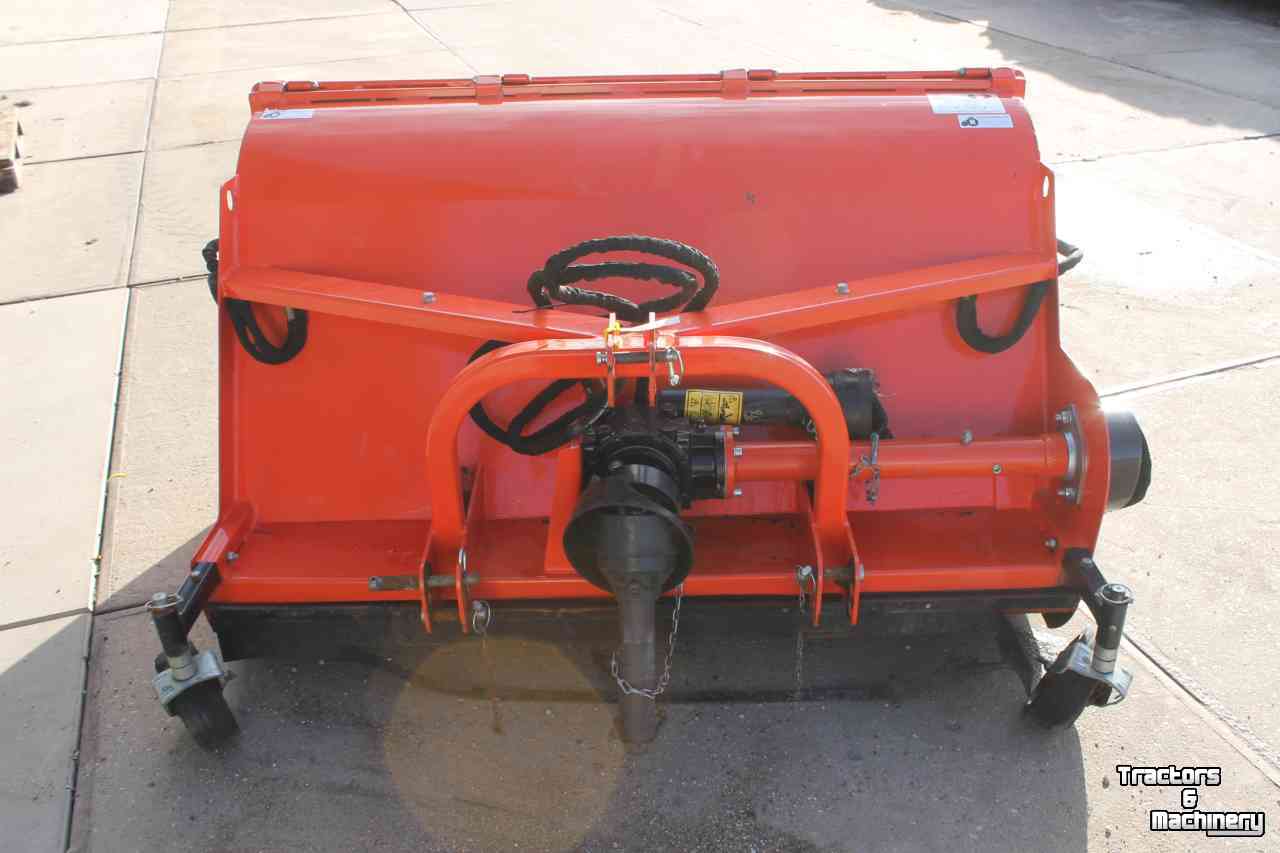Flail mower Boxer LOW160 klepelmaaier met hydraulische laaglossende opvangbak
