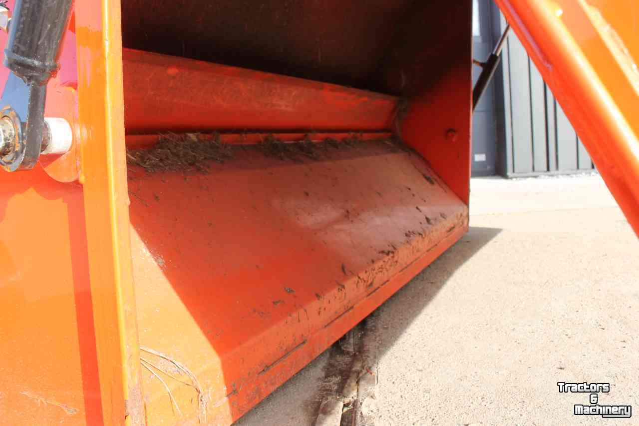 Flail mower Boxer LOW160 klepelmaaier met hydraulische laaglossende opvangbak