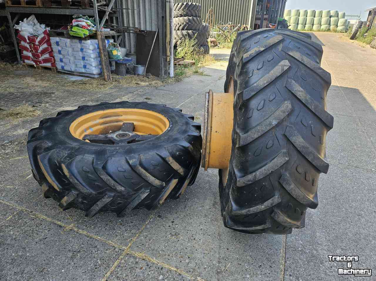 Wheels, Tyres, Rims & Dual spacers  Dubbellucht naast 20.5R25. Shovel