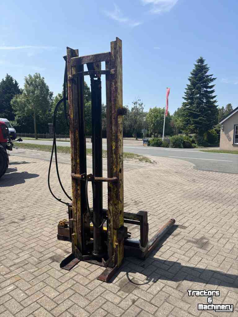 Fork lift & Fork lift truck  Hefmast met ronde-balen klem / rondebalenklem
