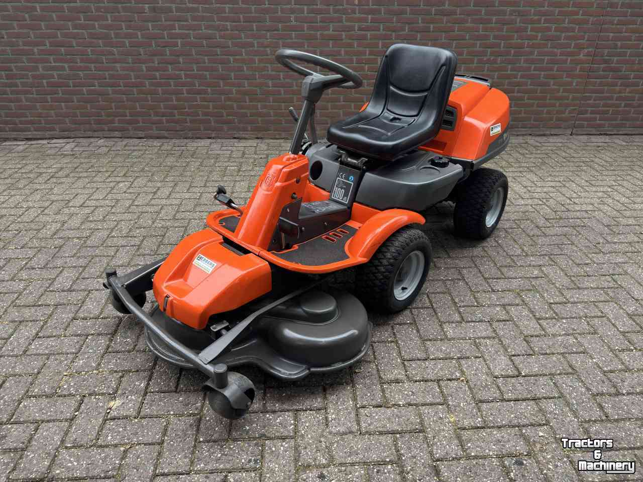 Ride-on mower Husqvarna R18