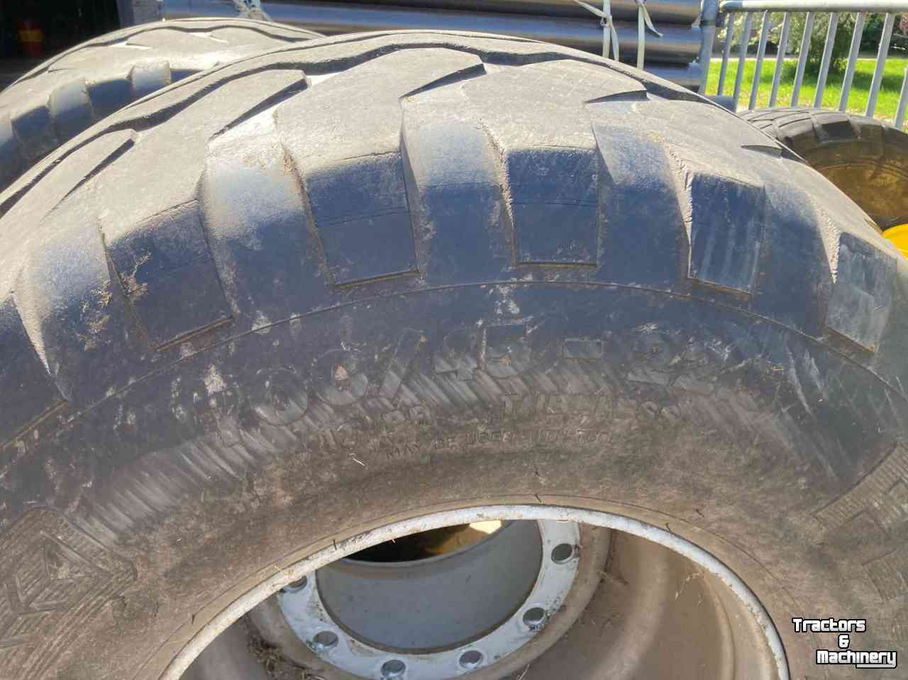 Wheels, Tyres, Rims & Dual spacers Vredestein 700/45x22.5