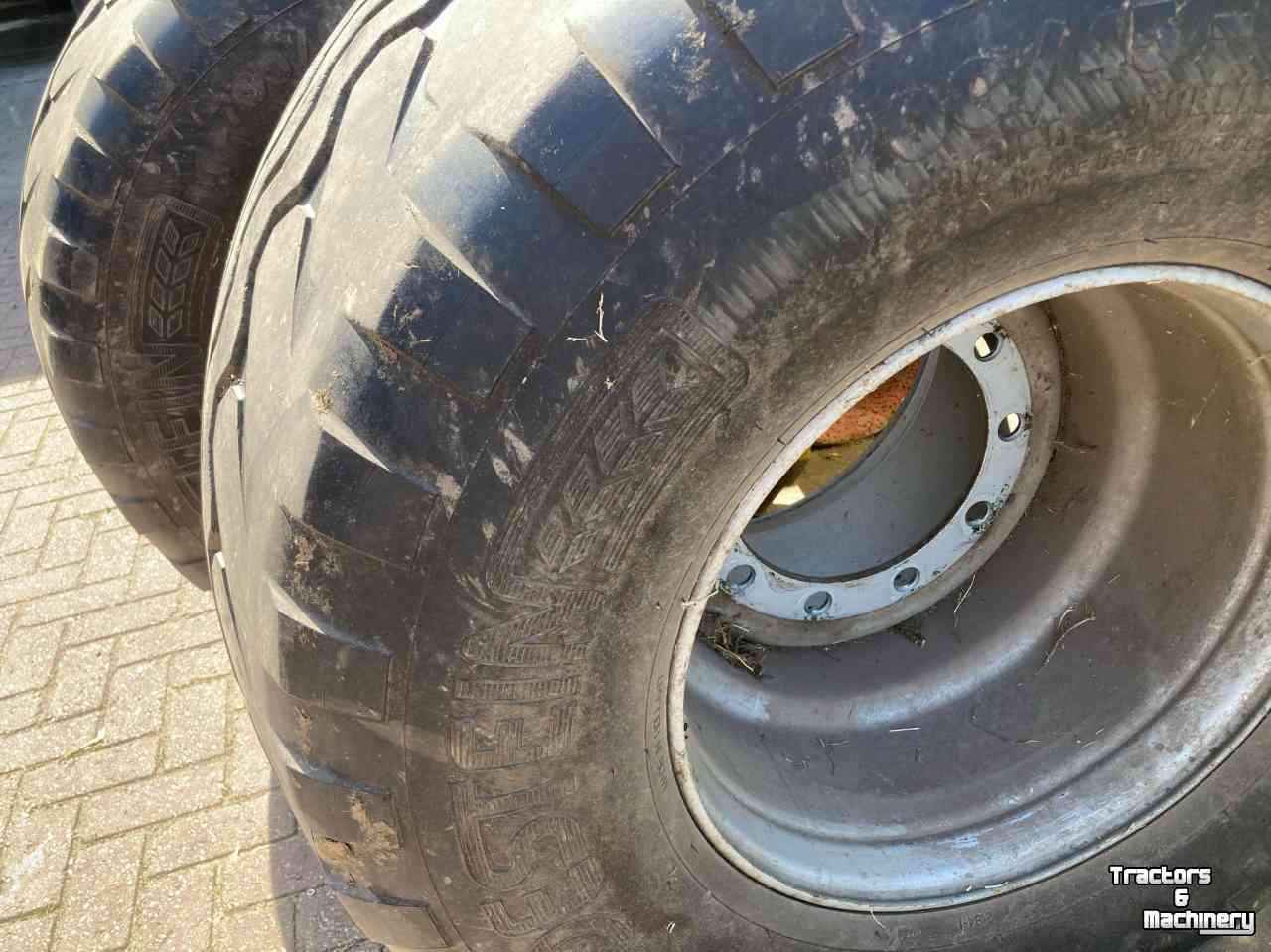 Wheels, Tyres, Rims & Dual spacers Vredestein 700/45x22.5