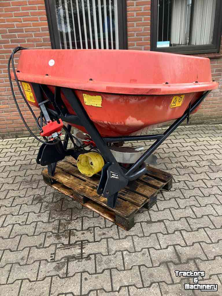 Fertilizer spreader Trioliet TST Kunstmeststrooier mestverwerking