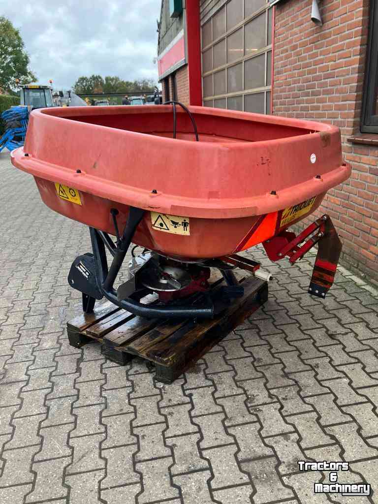 Fertilizer spreader Trioliet TST Kunstmeststrooier mestverwerking