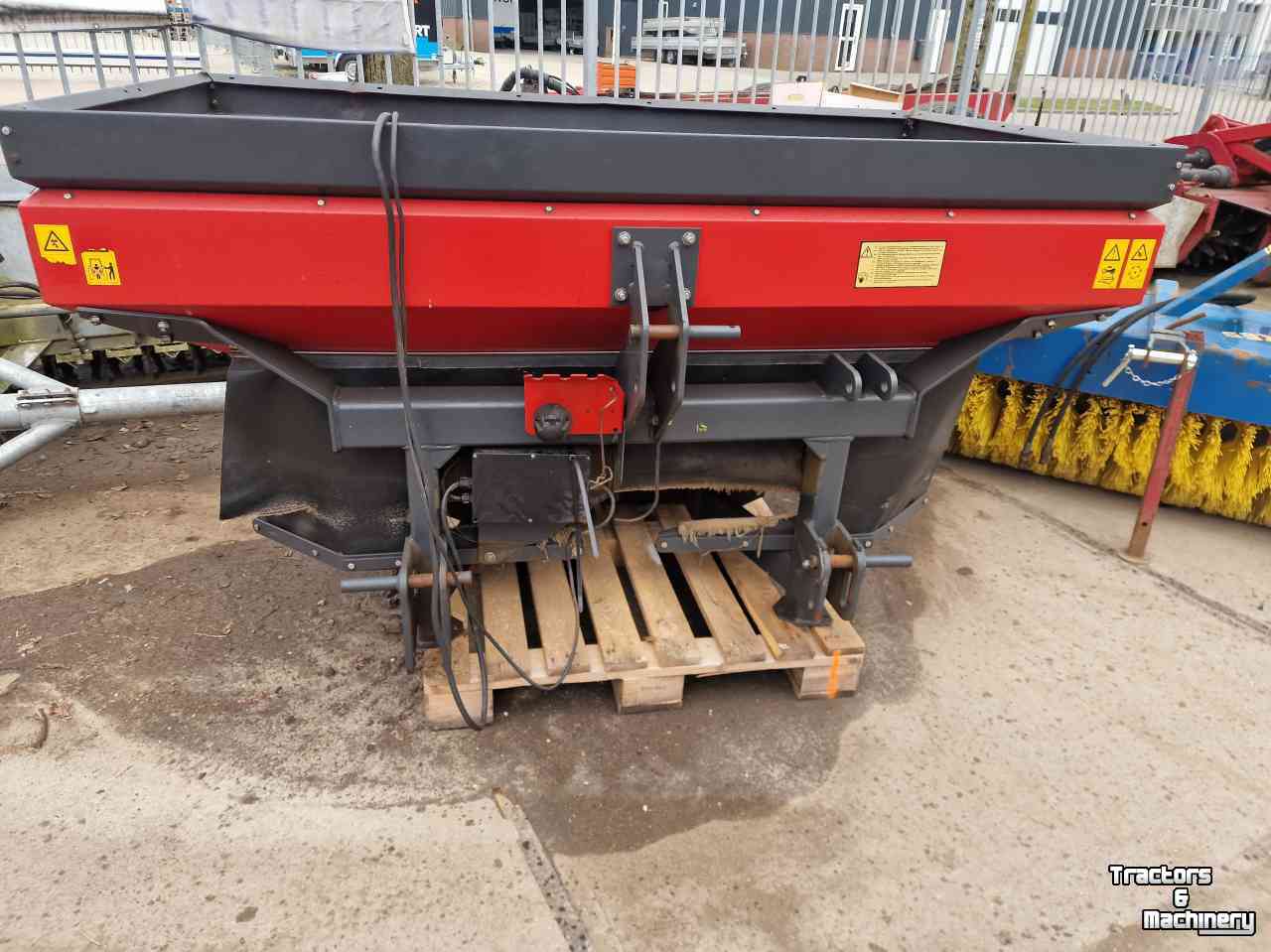 Fertilizer spreader Vicon Kunstmeststrooier gedragen
