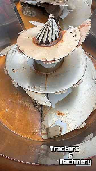 Vertical feed mixer Peecon Biga Twin VME 107-30 Voermengwagen