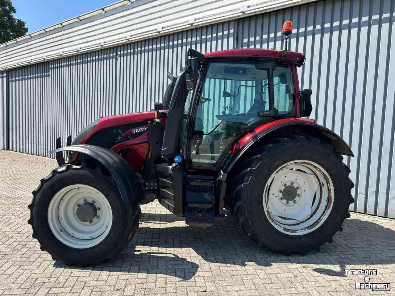 Tractor Valtra N121